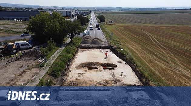 Yeni açılan kavşağın altında Brno'yu Olomouc'a bağlayan barok bir otoyol buldular