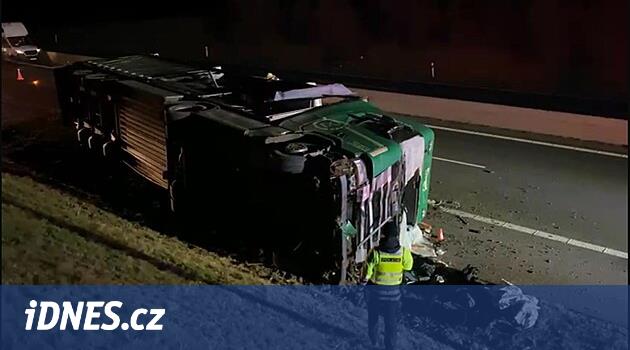 D7'de TIR devrildi, sürücü ağır yaralandı. Operasyon dokuz saat sürdü