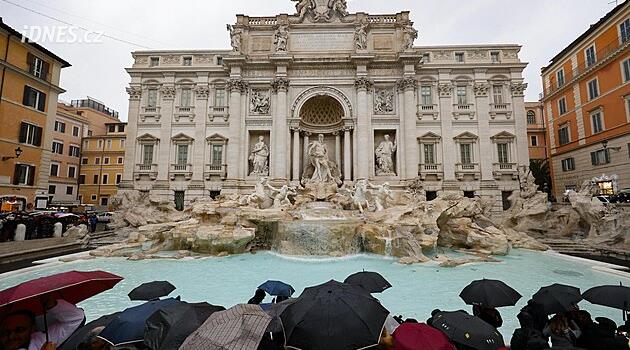 Sladký život za dvě eura. Vstup k římské fontáně di Trevi už nebude zdarma