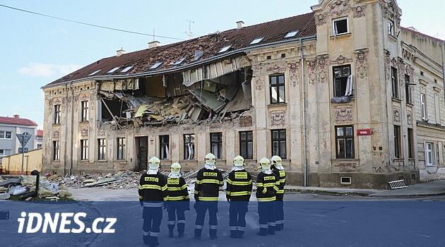 Znojmo'da bir evin patlaması sonucu oluşan hasarın 15 milyon olduğu tahmin ediliyor, çatının bir kısmı koptu