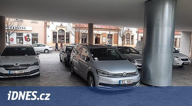 PARDUBICE belediyesi vidaları sıkılaştırır, park insanları her yerde merkezde ödeme yapar