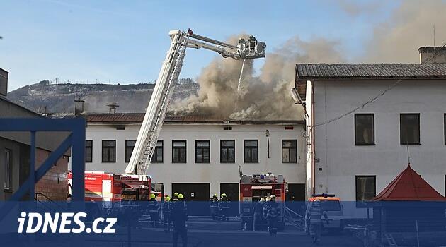 Frýdlant nad Ostravicí'de salonda yangın. Alevleri tespit ettiler, duvarların bir kısmı yıkılıyor