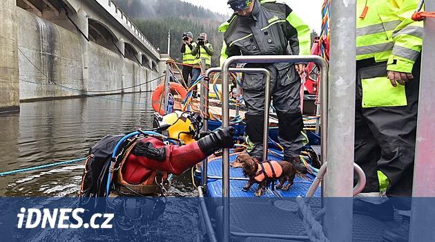 Dalgıçlar Březová barajının peteklerini değiştiriyor. Suda karadaki meslektaşlarından daha iyidirler