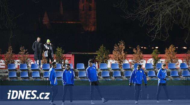 Gösteri başlıyor, Pilsen kırmızı-mavi ışıklarla aydınlanıyor. Avrupa Ligi'nde Manchester United'ı konuk ediyorlar