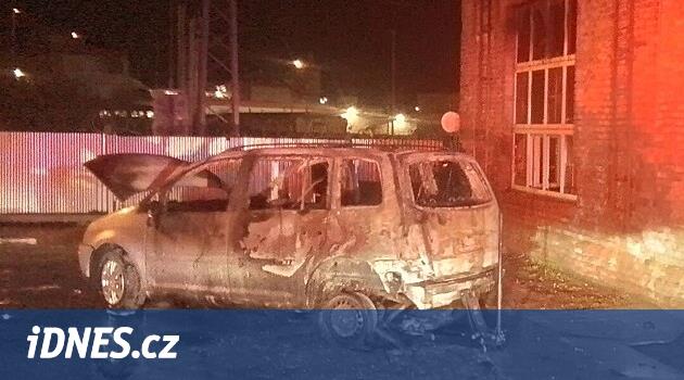 Garajda bir otomobil alev alırken, alevler diğer 4 araca da sıçradı