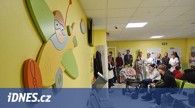 Bağışçılar çocuk kliniğini iyileştirmeye yardımcı oldu, küçük hastaların oynayabilmesini beklediler