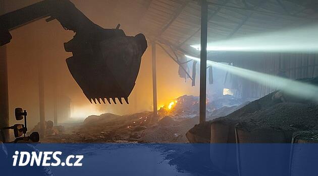 Horní Benešov'daki cüruf yangını kontrollü bir şekilde söndürülecek, saha termal kameralarla izleniyor