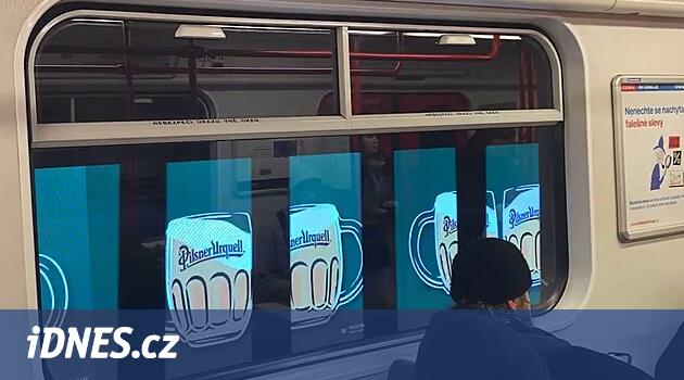 Metro pencerelerinin dışında Noel reklamları. Animasyonlar B hattında bile yolcuların ilgisini çekiyor