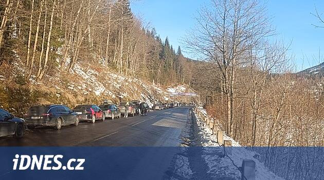 Turistler Špindlerův Mlýn'e giden yolu kapattı. Trafik kilitlendi, otoparklar doldu