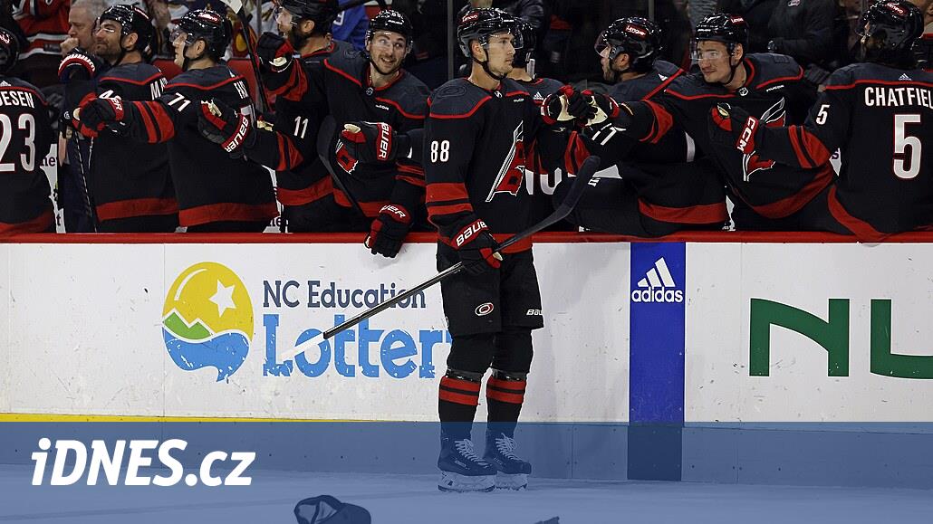 Nečas NHL'de ilk hat-trickini yaptı, Palát ise iki gol attı