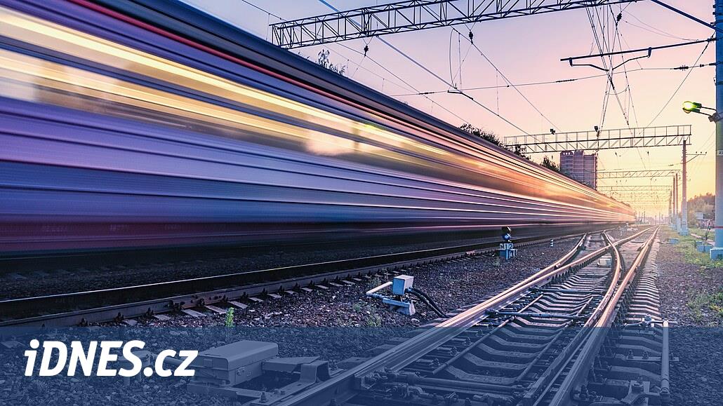 Prag yakınlarındaki Roztok yakınlarında bir tren bir kişiye çarptı. Kaza trafiği durdurdu