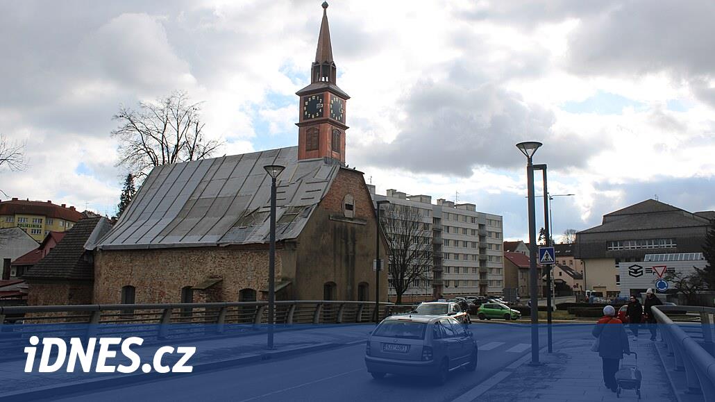 Kilisenin yeni çatısı karaçam kiremitlerle kaplanacak ve kuledeki saat de eklenecek