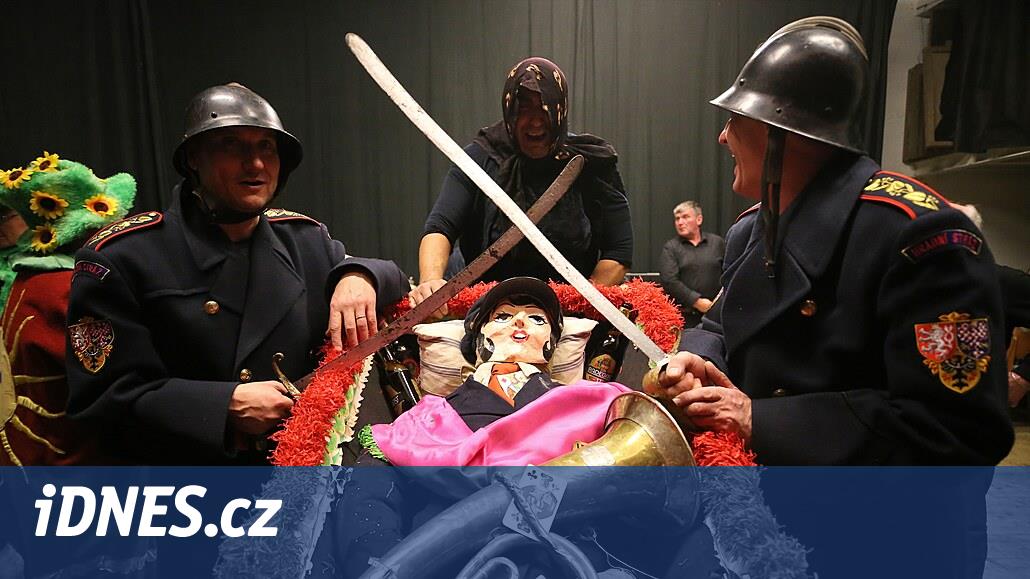 Köyde karnavalı alışılmadık bir şekilde sonlandırdılar. Basçıyı gömdüler ve “frnák ağacının” altında ziyafet çektiler