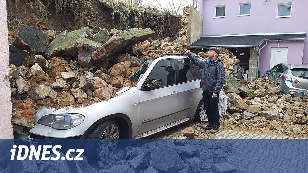 Geliştirici, düşen duvarın kendisine ait olup olmadığını kontrol ediyor.  Tahrip edilen arabalar hâlâ üst üste yığılıyor