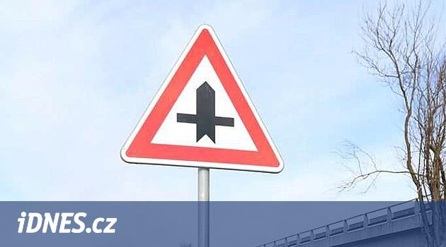 Küçük bir ana yerine.  Birisi kavşakta tabelaları değiştirdi, polis onu arıyor