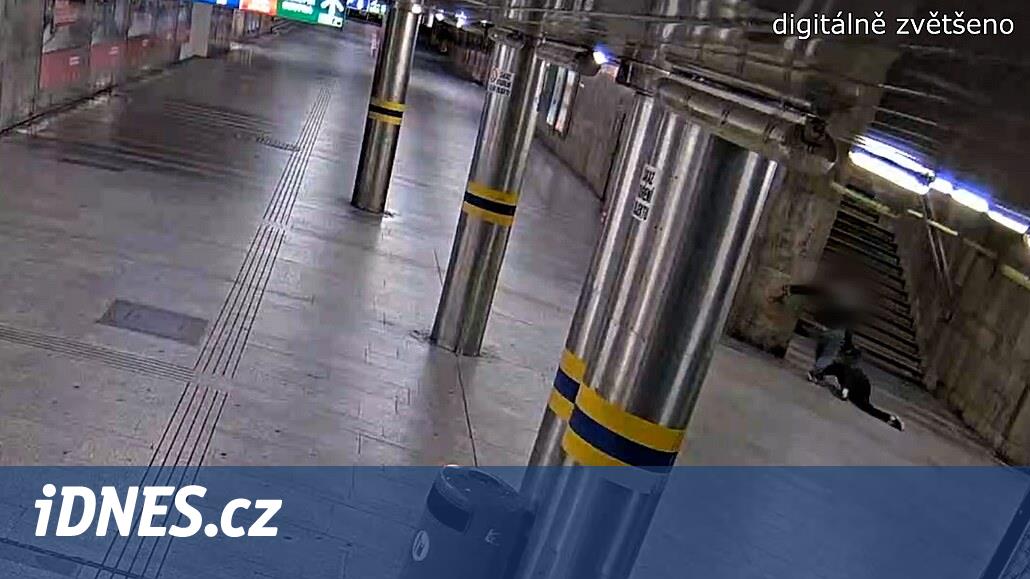 Adam, kadını eşarbından tutarak sürükledi ve kafasını yere vurdu. Kameralar onu yakaladı