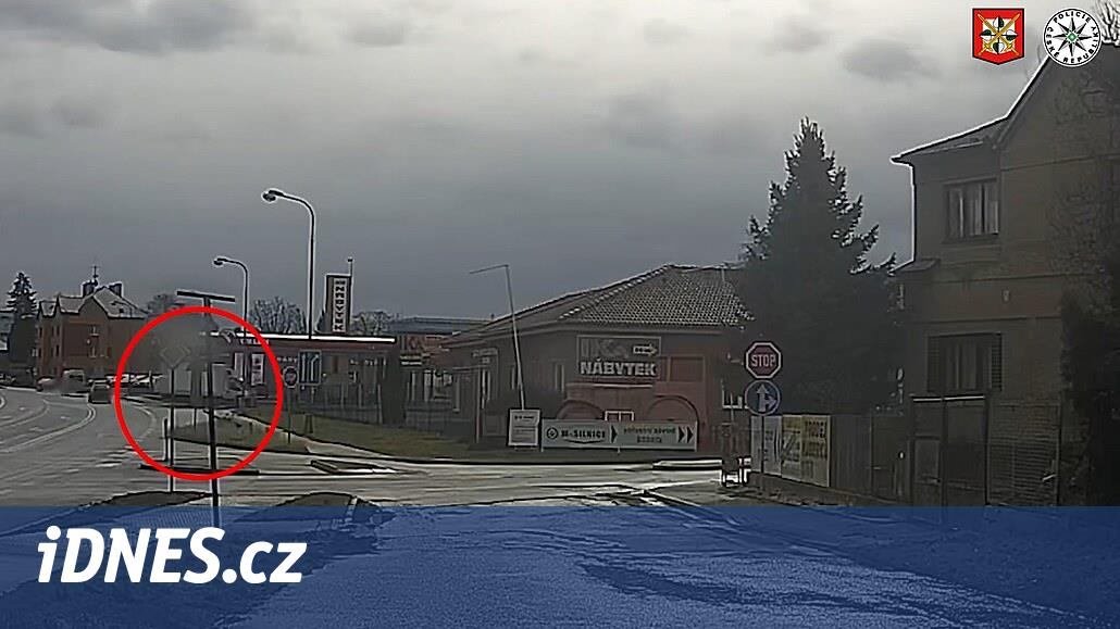 Benzin istasyonundaki sürücü minibüsü frenlemedi, yolun karşısına geçerek hendeğe uçtu