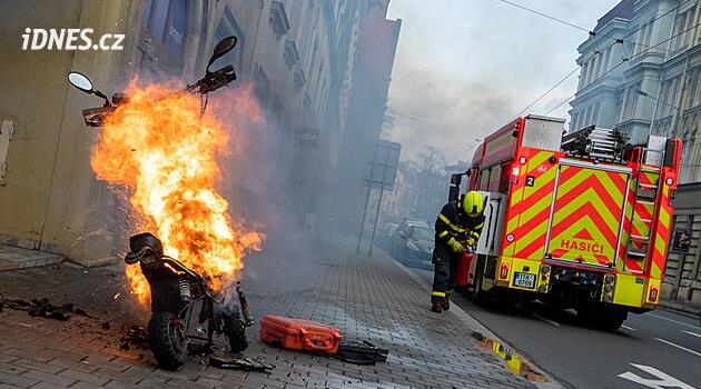İtfaiyeciler elektrikli scooterların giderek daha sık alev aldığı konusunda uyarıyor