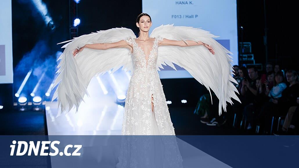 Kanatlı bir melek ve Özgürlük Anıtı.  Brno'daki gösteri geleceğin gelinlerini gösterdi