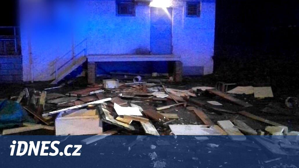 Kadın şarap dükkanının oturma yerlerini yola dağıttı.  Kendimi vampirlerden koruyorum, diye iddia etti