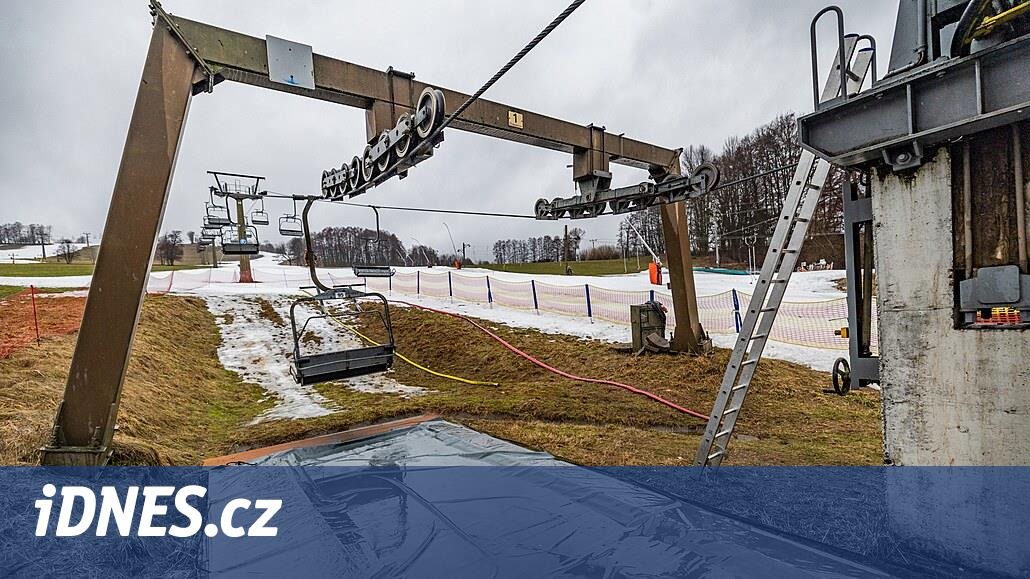 „Plastové“ svahy či přesun prázdnin? Skiareály řeší, co se sněhovou mizérií - iDNES.cz