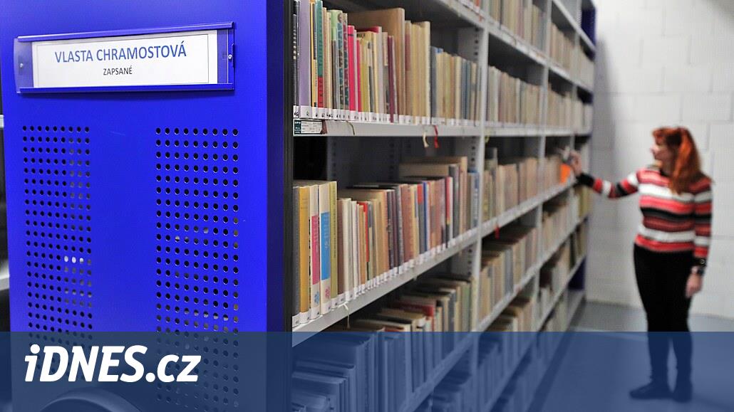 Okuyucular, aktris Vlasta Chramostová'nın malikanesindeki kitapları şimdiden görebiliyor.