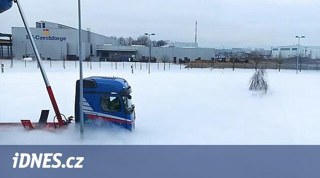 Cheb'deki sanayi bölgesinde karbondioksit açığa çıktı ve çevre kalın beyaz sisle kaplandı