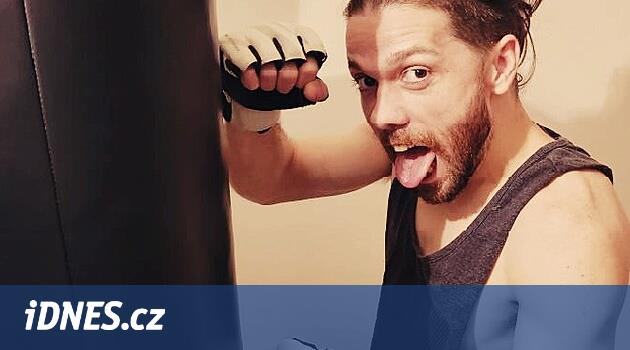 Korsan Lukáš Petráček bir kafesin ve karma dövüş sanatlarında maçların hayalini kuruyor