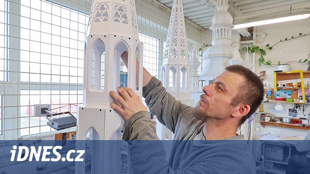 Mahkumlar Prag Kalesi'nin katedralli maketini yapıyorlar.  Üç yıl içinde yapılmaları gerekiyor