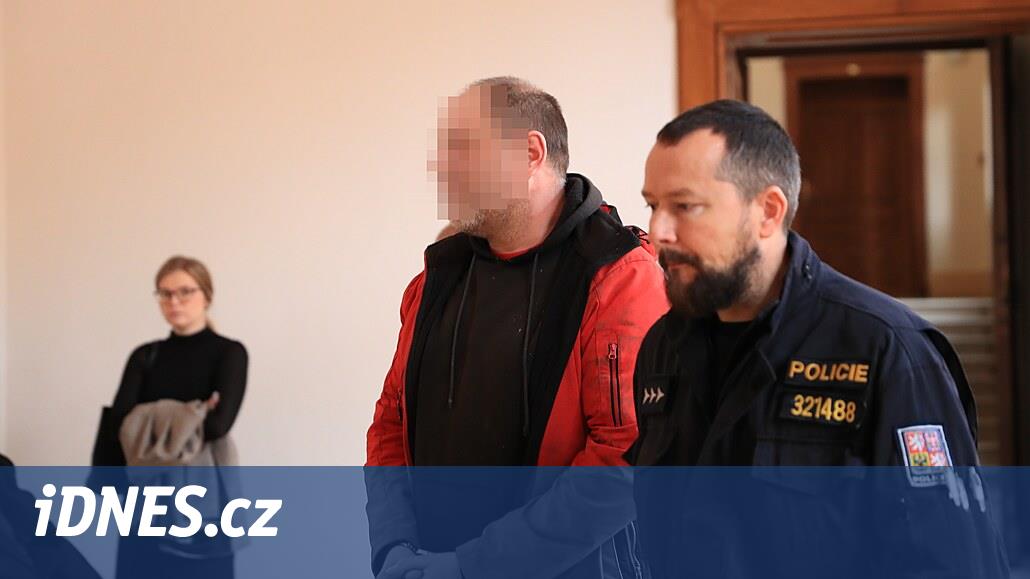 Oğlanlara masaj yaptı, onları bir iple bağladı ve folyoya sardı.  Kılıççıların lideri tacizden yargılanıyor