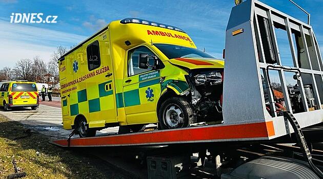 Při srážce sanitky s autem v Soběslavi se zranil řidič, pacient a záchranář