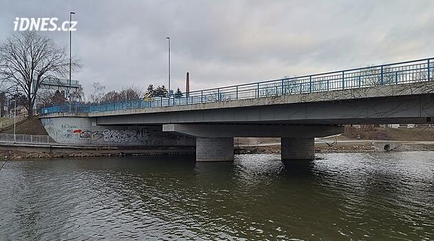 Brod geçidinin sonu. Köprü geçici köprünün yerini alacak