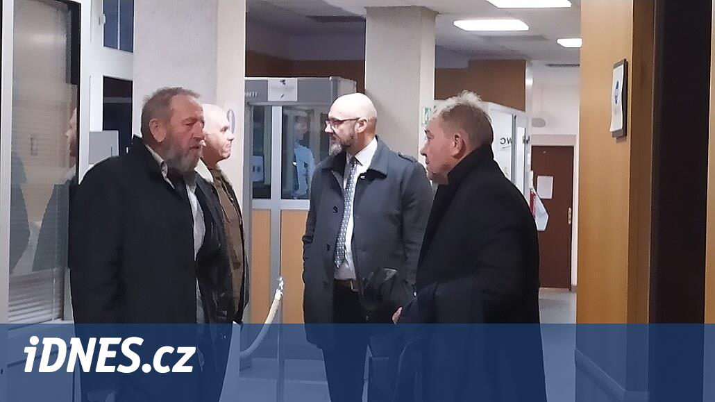 Ödülleri gizlediği için yargılanan bir yetkili, kovuşturmayı durdurmayı kabul etmek istiyor