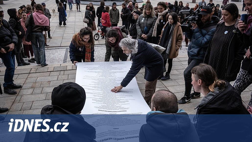 Terk edilmiş alışveriş merkezini galeriye çevirdiler, binlerce kişi kapatmayı reddediyor