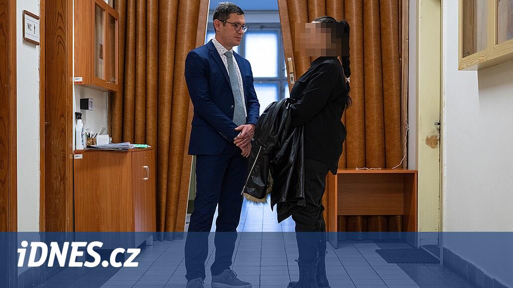 Kızgın anne, öğretmenin saçından bir tutam çıkardı.  260 saati tamamlaması gerekiyor