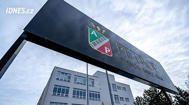 Hradecký výrobce pian a klavírů Petrof mění strategii, reaguje na útlum trhu. Firma propouštěla