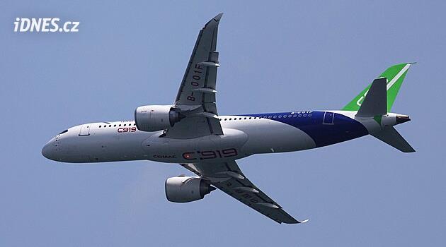 Čínské letadlo, které má konkurovat Boeingu 737, poprvé vyrazilo na mezinárodní komerční let