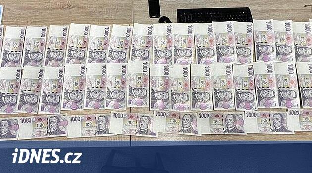 Dikkati dağılmış bir son sınıf öğrencisi, içinde para olan bir zarfı mağazaya bıraktı.  Bulan 50.000 doları ona iade etti