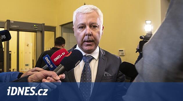 Suçlu, mahkemede Krkošek valisini dinledi.  Kısa bir süre sonra istifasını açıkladı