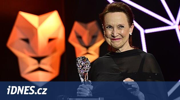 Çek Aslanı ödülü verildi. Milena Steinmasslová ve Agnieszka Hollandová'nın heykelcikleri var
