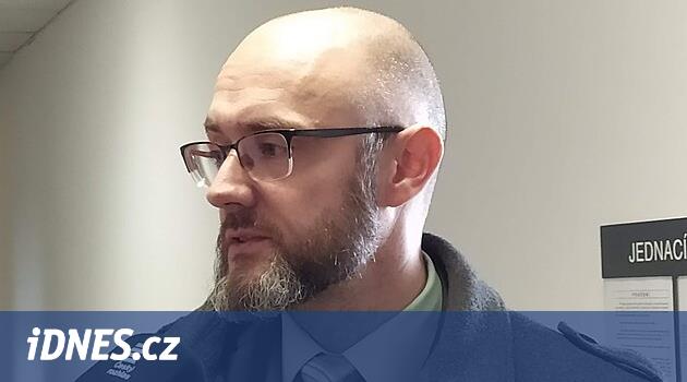 Yetkili, meslektaşlarının maaşını açıklamayı reddetti; mahkeme, kovuşturmayı şartlı olarak askıya aldı