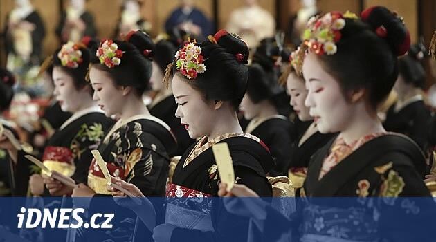 Japonya turistler için bir mıknatıs haline geldi ancak yerel halk bundan memnun değil