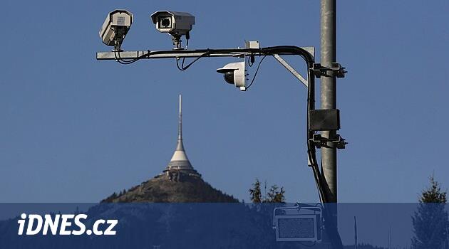 Her on ikinci sürücü burada hız sınırını aştı, tabelalar sıkı radar konusunda uyaracak