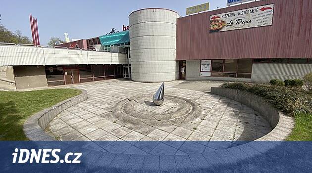 Liberec yüzme havuzunun temizliği başlıyor.  Düşen heykel yüzücülerin ne zaman geri döneceğini gösterecek