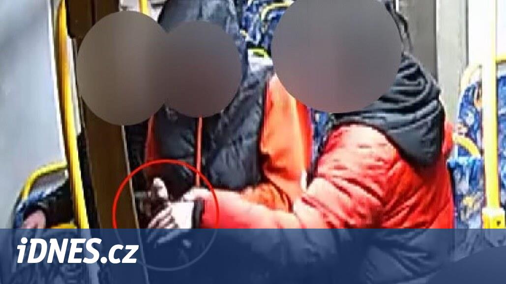 Kadın arkadaşlarının cep telefonlarını çaldılar, ardından mağdurları soydular.  Çocuk zaten on beş yaşında gözaltında
