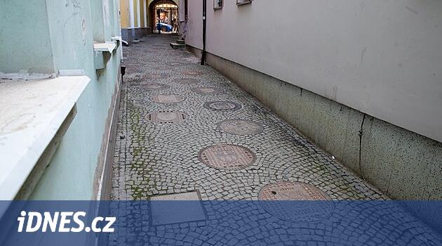 Liberec'in merkezindeki kanal sokağı.  Dünyanın her yerinden kırık kapaklar buraya geliyor
