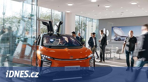 Úraz elektrickým proudem. Kocovina z bateriových aut se šíří autoprůmyslem - iDNES.cz