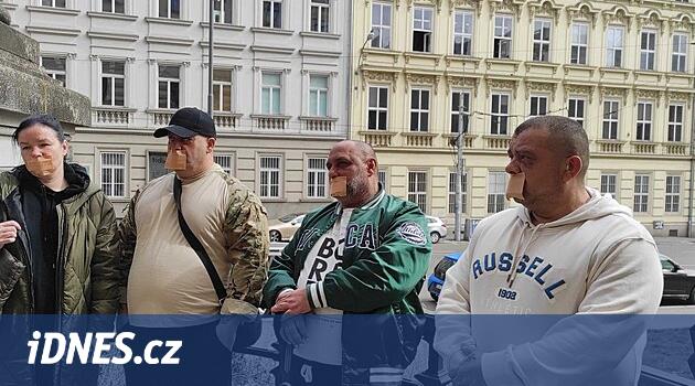 Romanlar genç adamın barajdaki ölümünün yeniden gündeme getirilmesini istiyor, bir avukatla seçenekleri araştırıyorlar