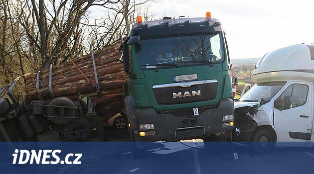 Köklerinden sökülmüş odun yükü tepeden aşağıya doğru savruluyordu.  Dört arabayı sürükledi, hendekte durdu