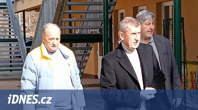 Babiš'e karşı cemaatçiler ve sporcular. Brod'a yaptığı ziyaretten uzaklaşıyorlar